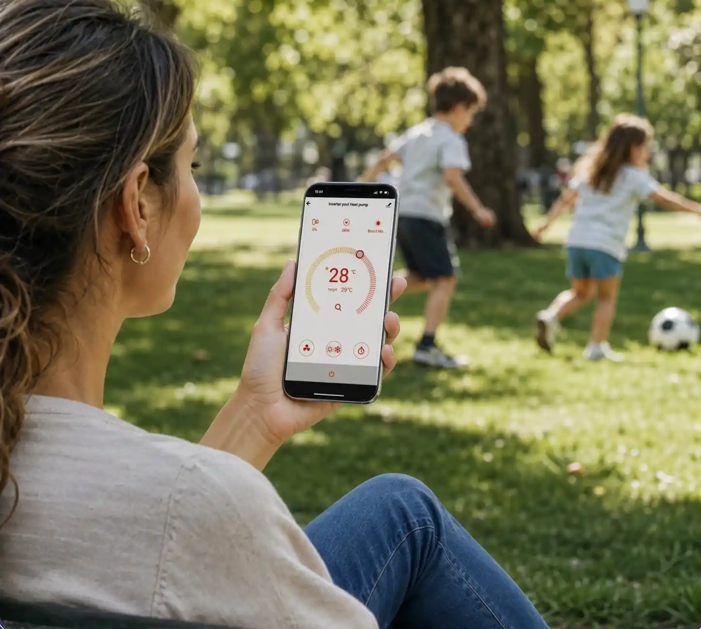 Cliente controlla il locale tecnico della piscina dal telefono