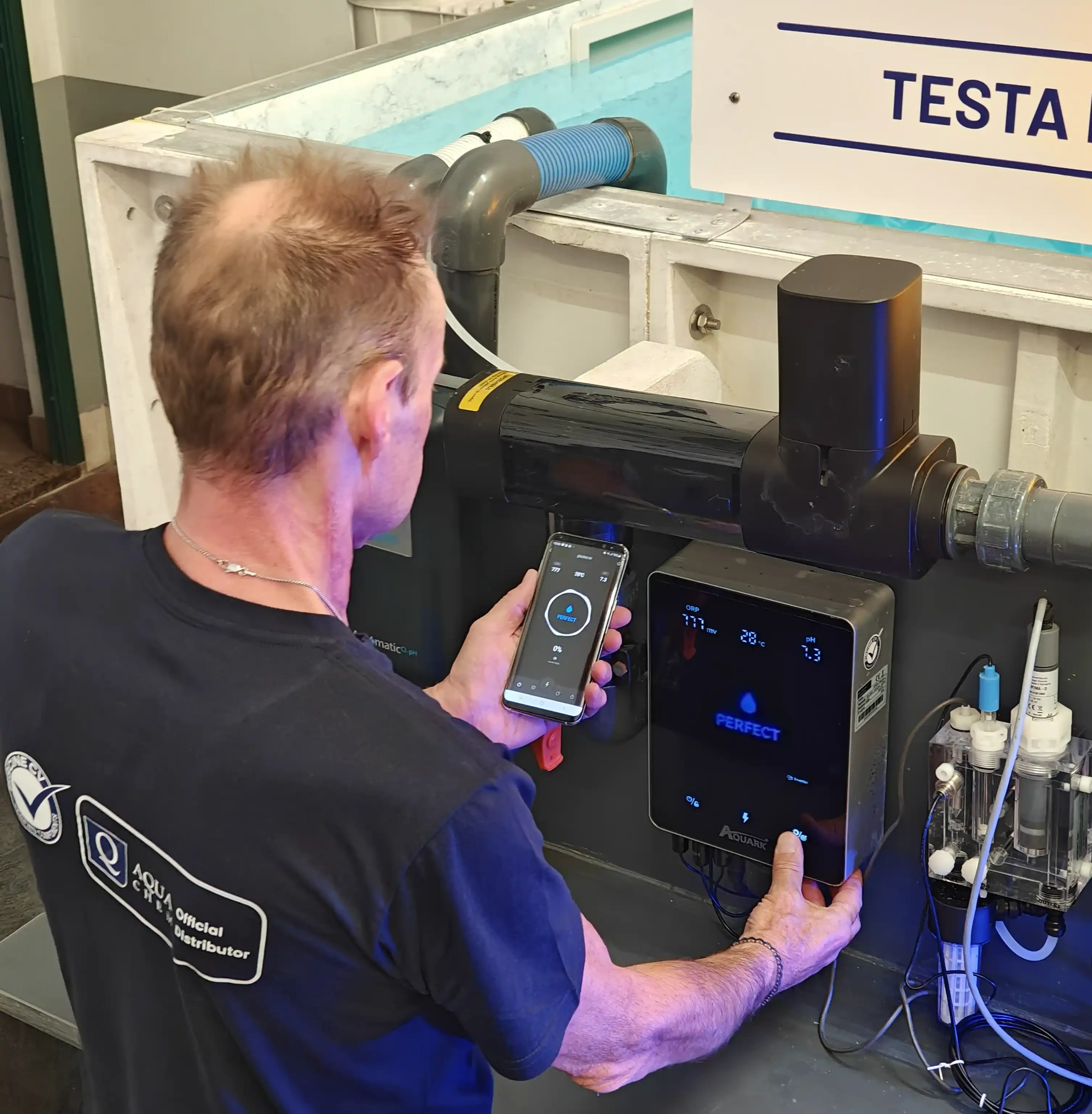 Tecnico Piscine CV con app e componente nel Centro Testing
