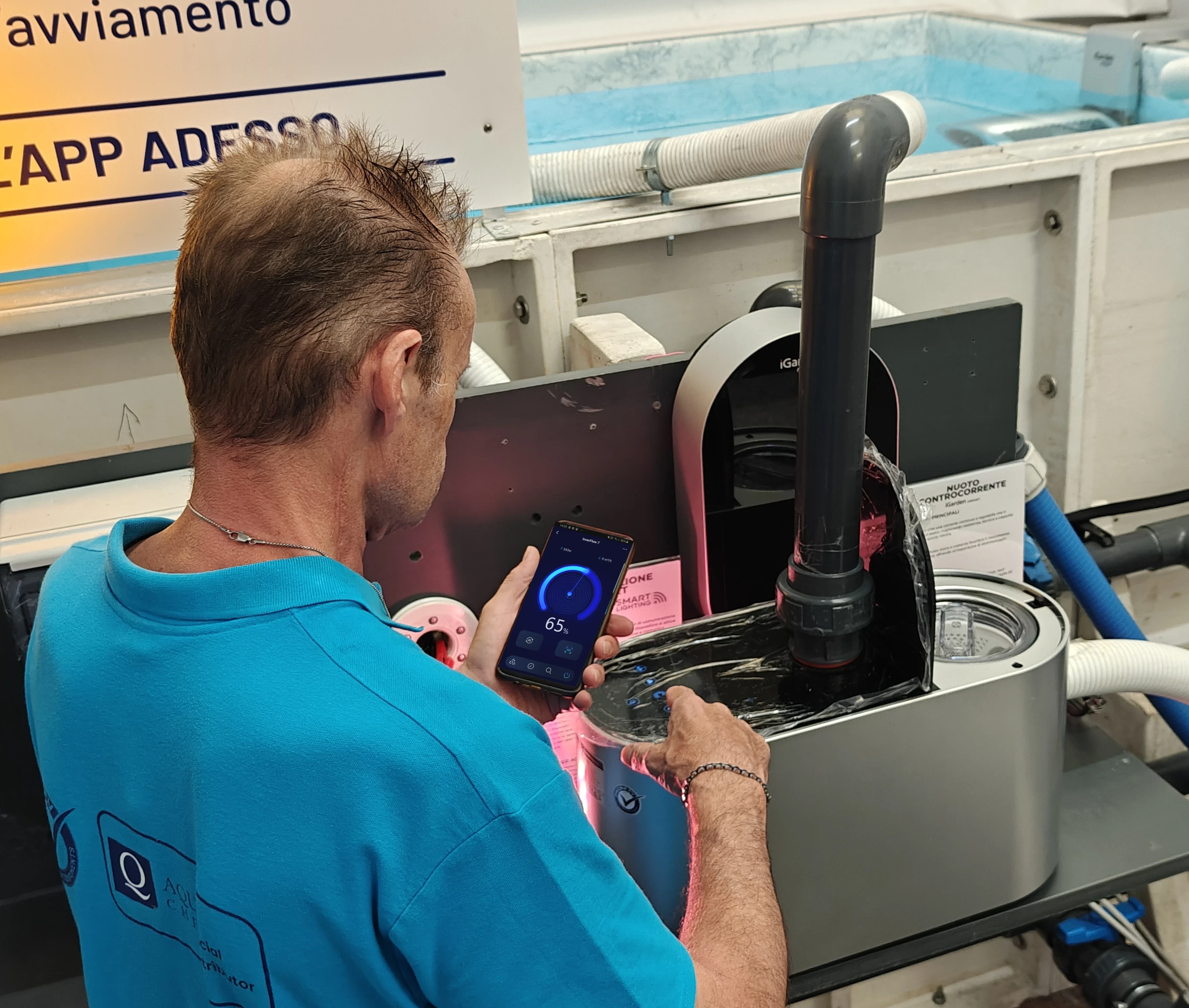 Tecnico Piscine CV con app e componente nel Centro Testing
