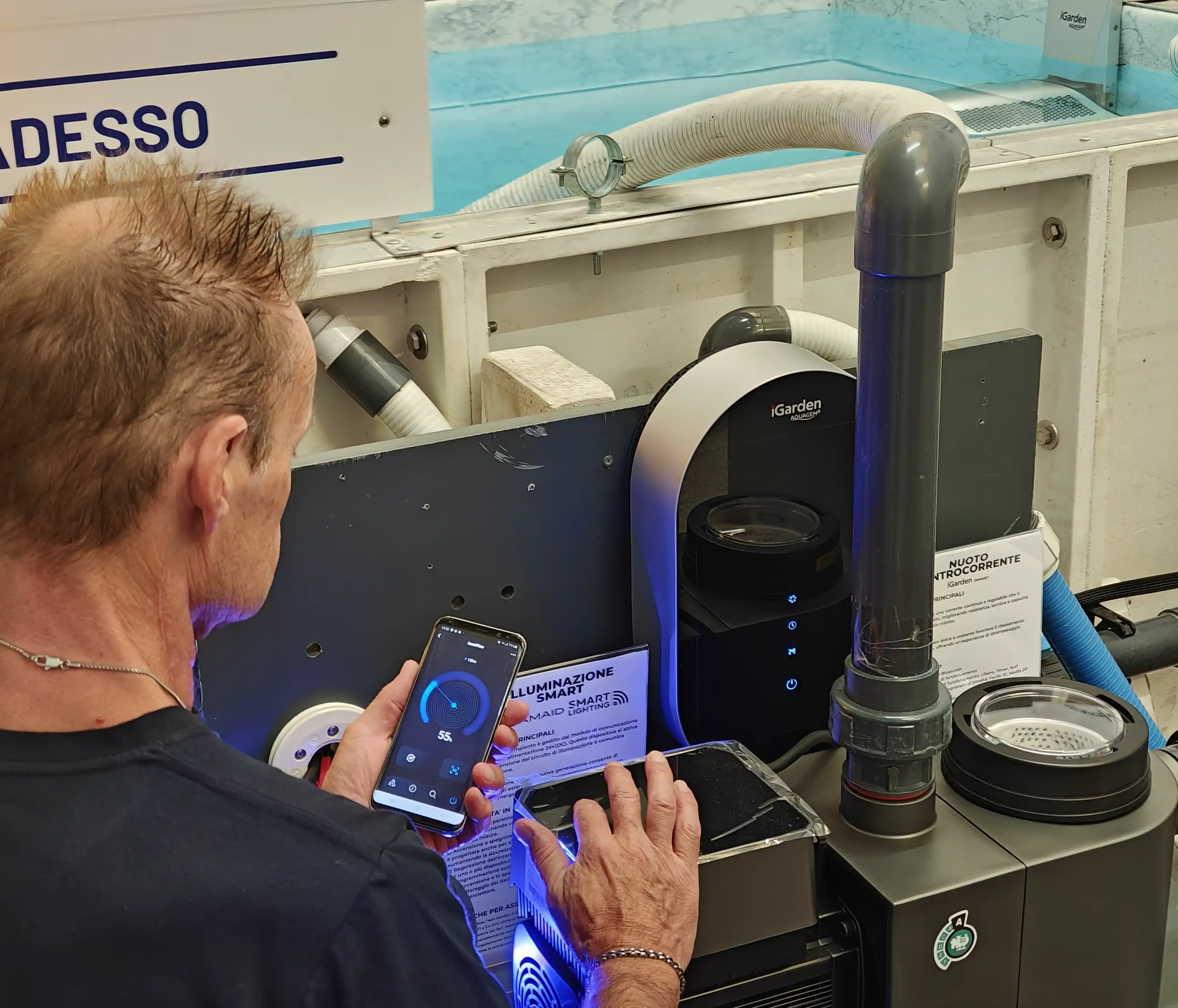 Tecnico Piscine CV con app e componente nel Centro Testing